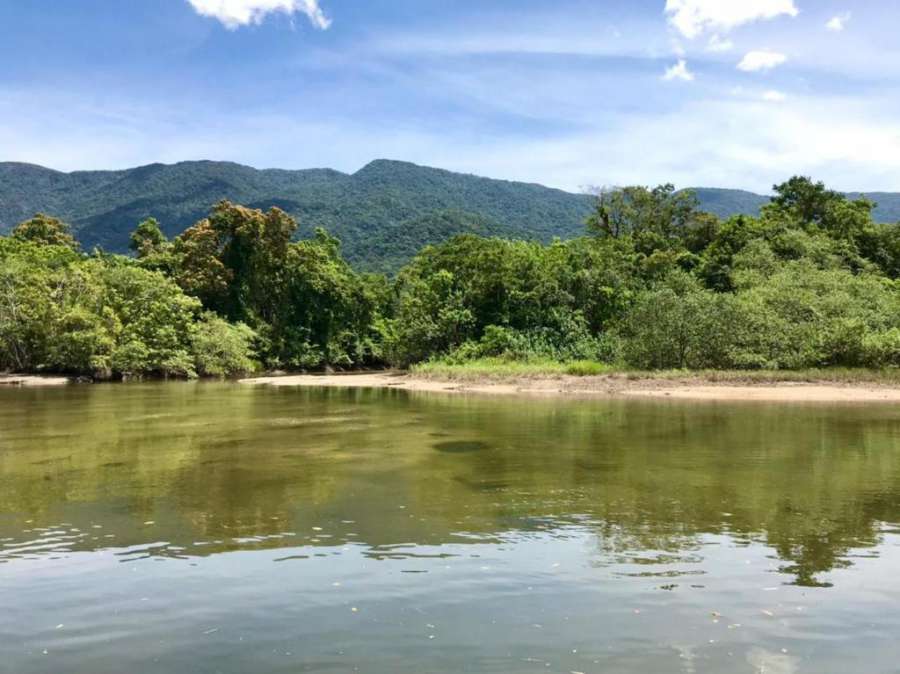 Foto do Chalé à beira do rio Jaguareguava na Mata Atlântica em Bertioga SP