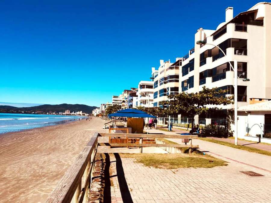 Apto a beira mar com churrasq privativa em Itapema Foto do Apto a beira mar com churrasq privativa em Itapema